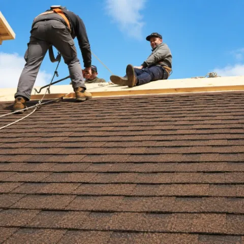 Artisan couvreur Soussans réalisant la pose d'une toiture en tuiles