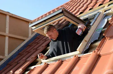 Pose de fenêtre de toit et velux par un couvreur à Soussans